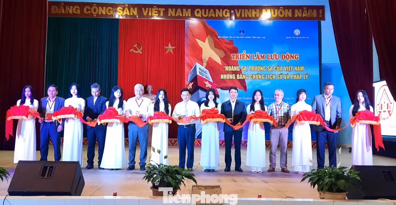 Lễ cắt băng khai mạc tại triển lãm