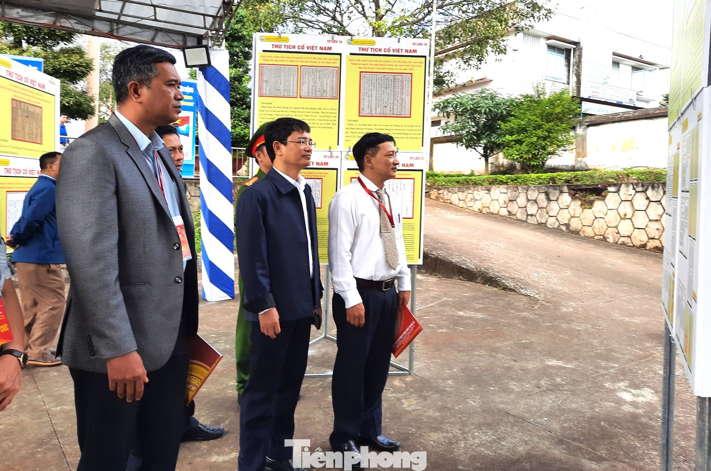 Các đại biểu tham quan triển lãm