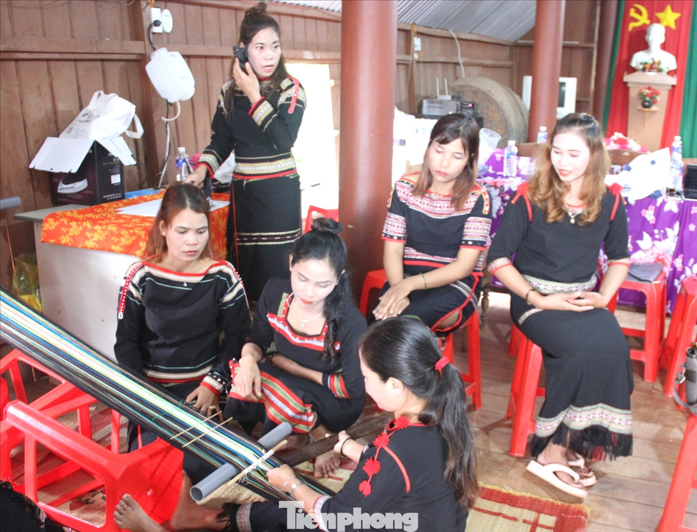 Học viên lớp học trình diễn dệt thổ cẩm tại nhà văn hóa cộng đồng buôn Drai Hling