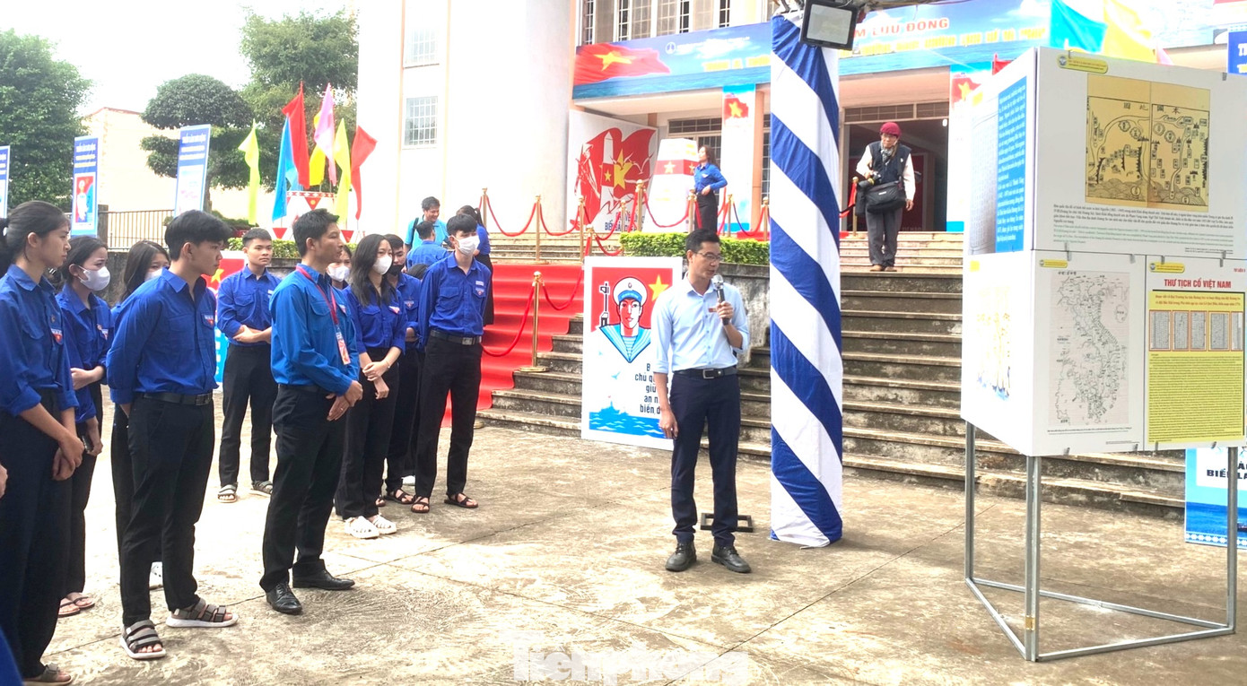 Đoàn viên, thanh niên tham quan, tìm hiểu về lịch sử chủ quyền của Việt Nam đối với hai quần đảo Hoàng Sa và Trường Sa.