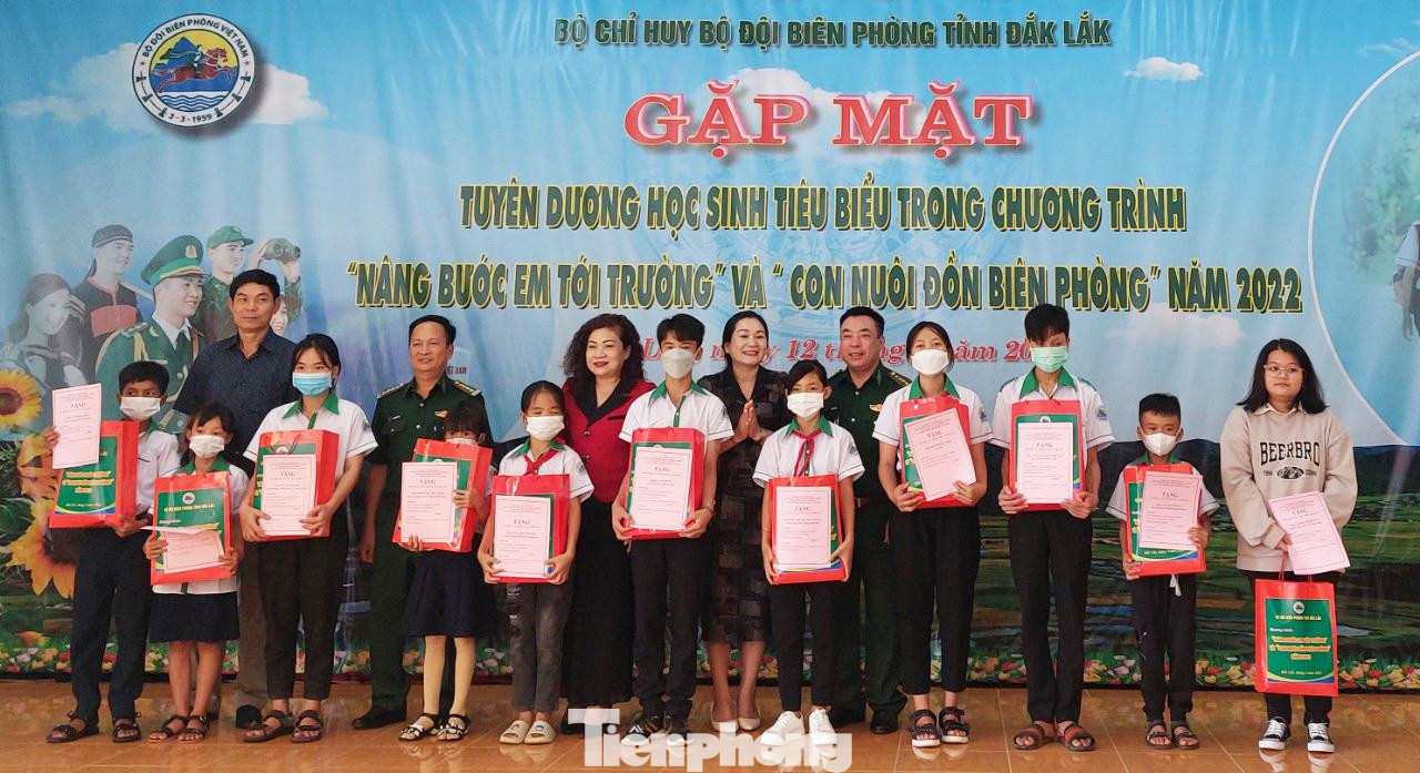 Các em học sinh nhận quà chương trình nâng bước tới trường Các em học sinh nhận quà chương trình nâng bước tới trường