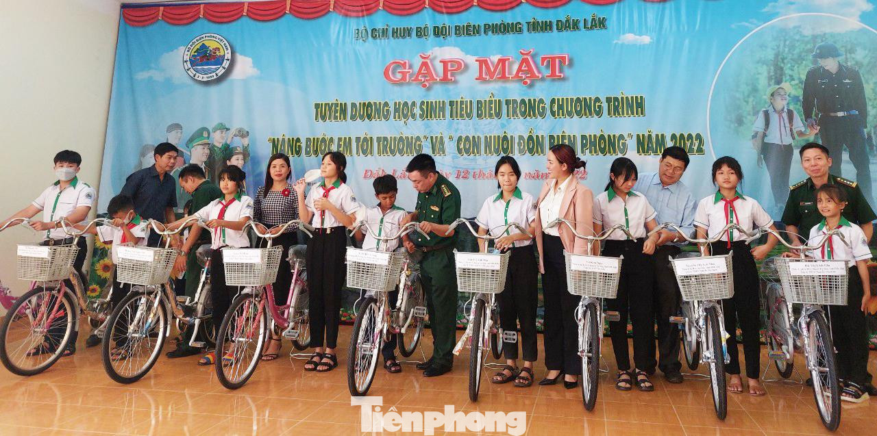 Các em học sinh khó khăn được tặng xe đạp Các em học sinh khó khăn được tặng xe đạp