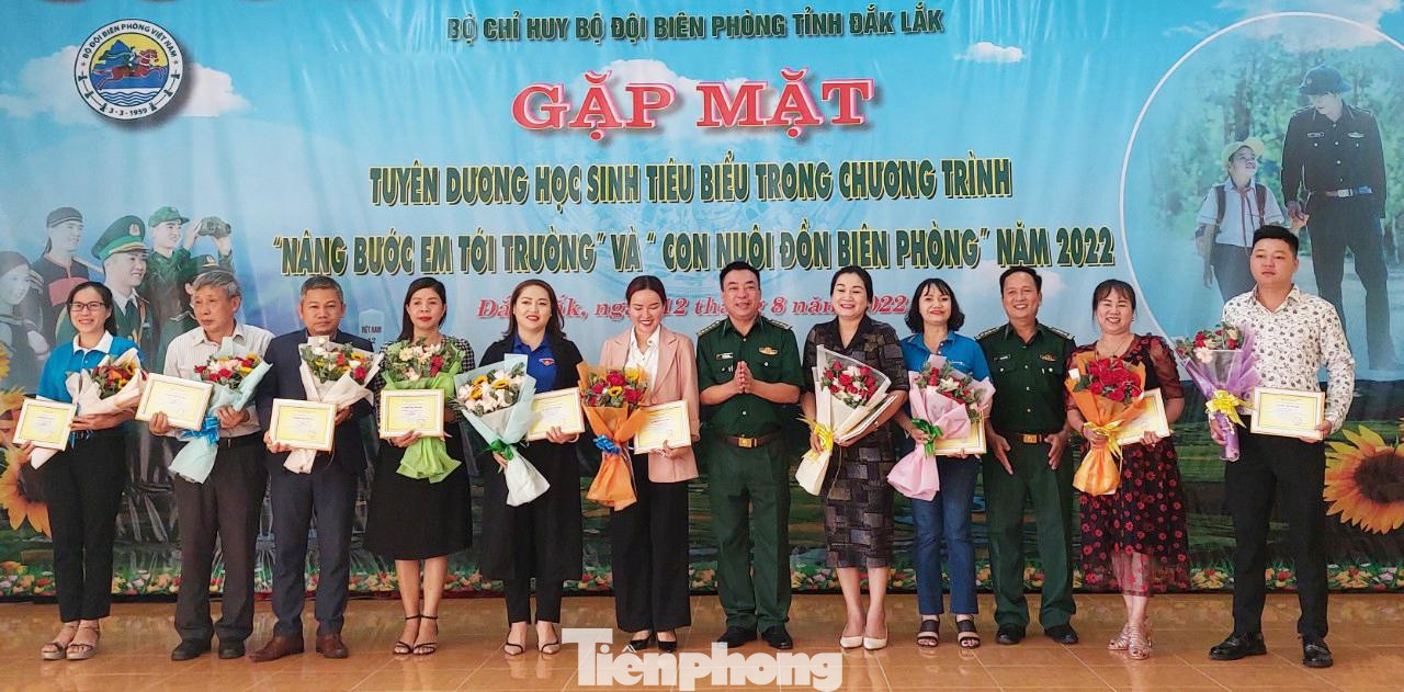 Các đơn vị đồng hành nhận hoa Các đơn vị đồng hành nhận hoa