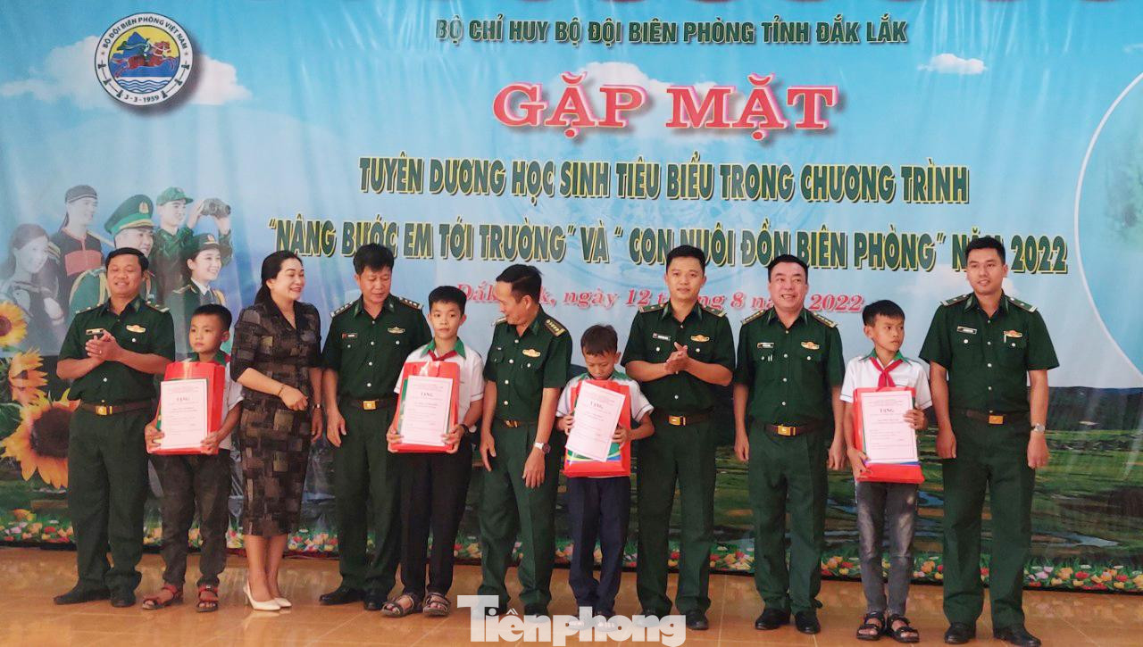 Các con nuôi đồn biên phòng nhận quà tại chương trình Các con nuôi đồn biên phòng nhận quà tại chương trình
