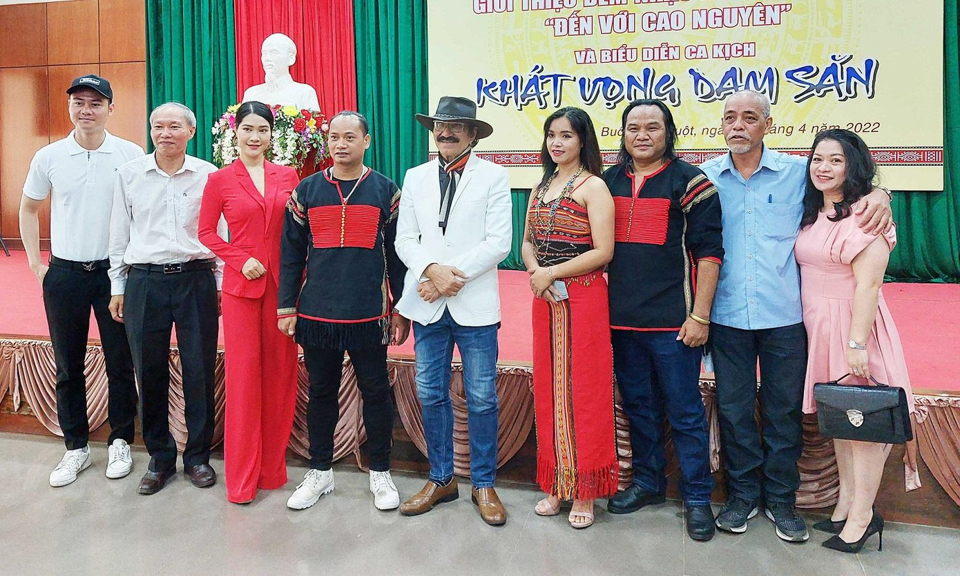 Nhạc sĩ Nguyễn Cường cùng các diễn viên và lãnh đạo sở ngành