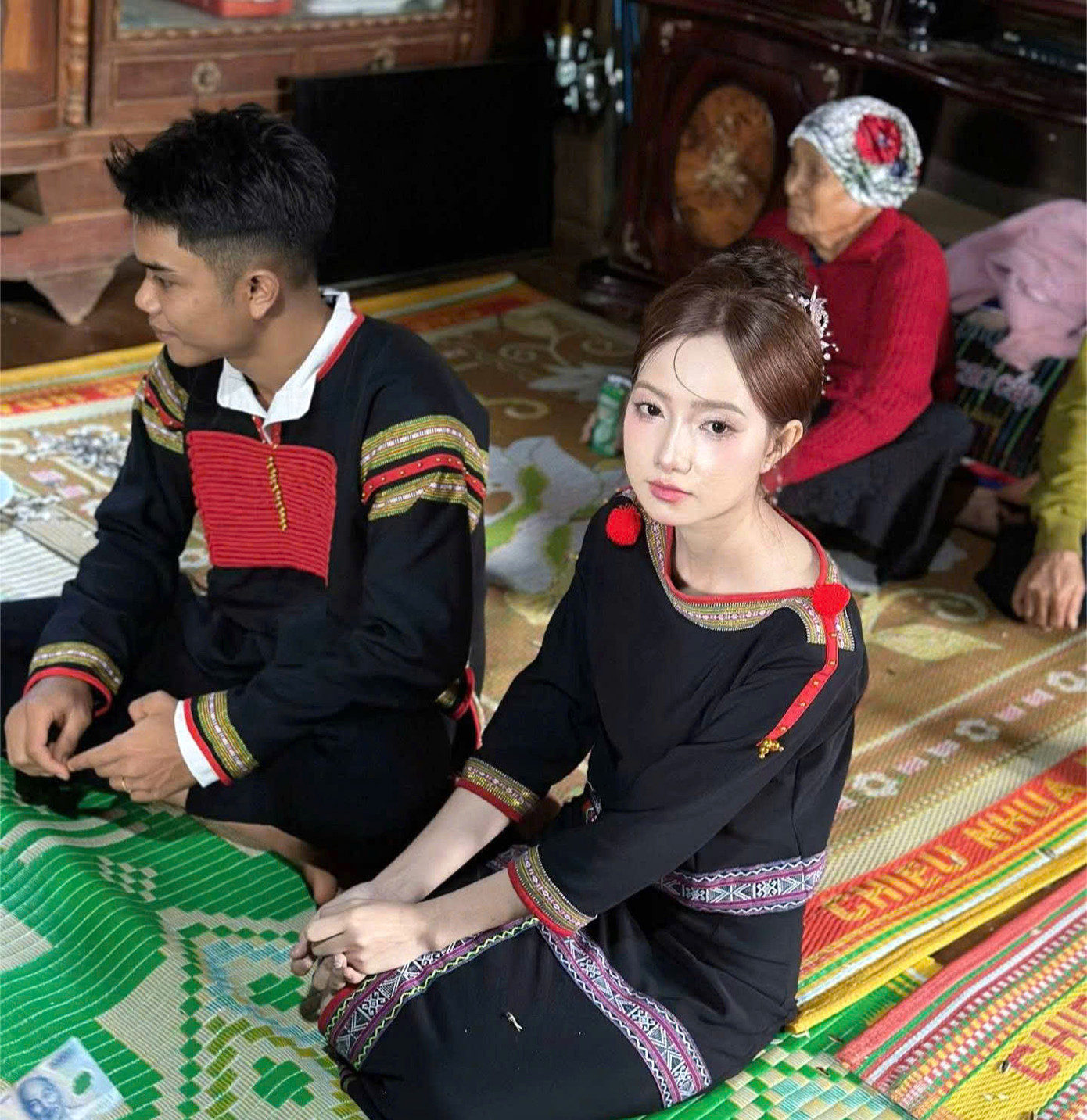 Đám hỏi của cặp đôi được tổ chức tại nhà trai. Ảnh: FBNV.