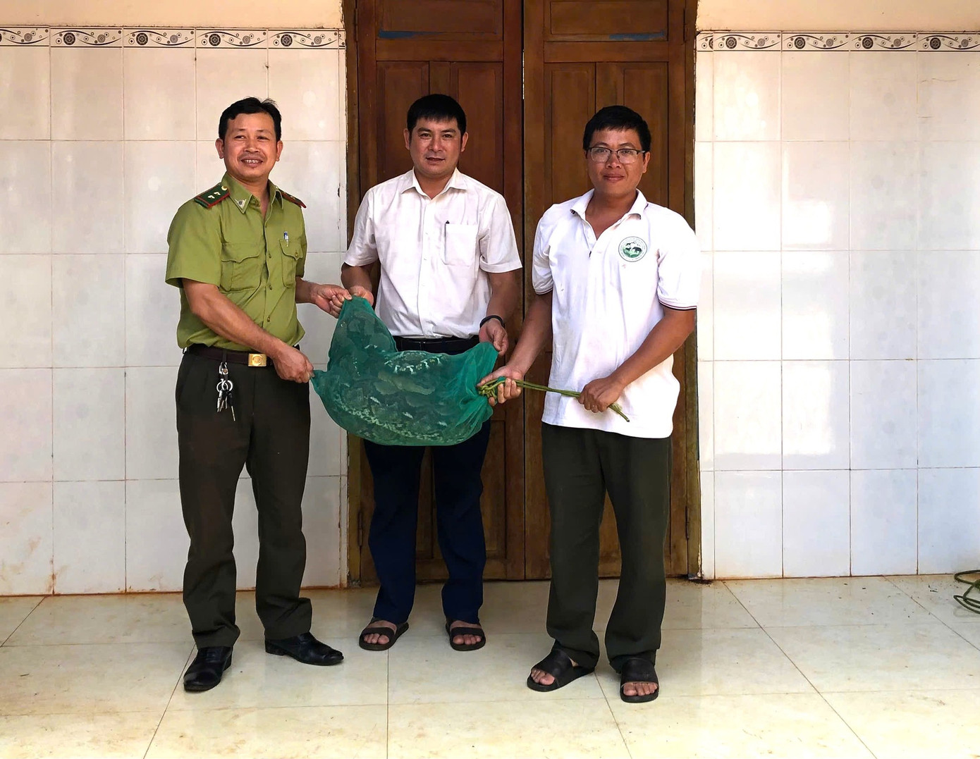 Đại diện lãnh đạo xã phối hợp bàn giao con trăn gấm cho Trung tâm Bảo tồn Voi, Cứu hộ động vật và Quản lý bảo vệ rừng Đắk Lắk. Đại diện lãnh đạo xã phối hợp bàn giao con trăn gấm cho Trung tâm Bảo tồn Voi, Cứu hộ động vật và Quản lý bảo vệ rừng Đắk Lắk.