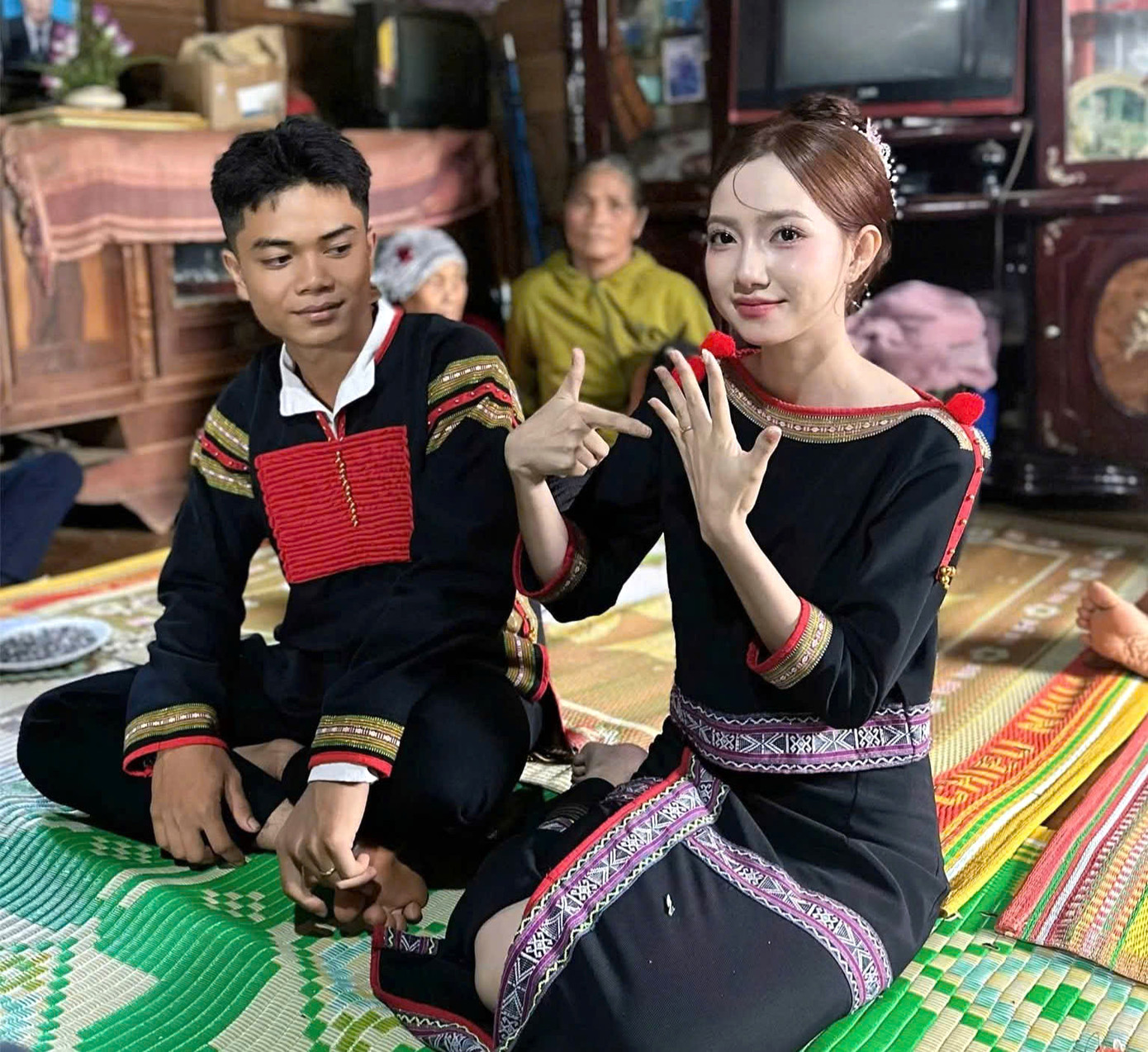 Nhan sắc cô gái Ê đê tại lễ ăn hỏi nhận được nhiều sự chú ý trên mạng xã hội. Ảnh: FBNV