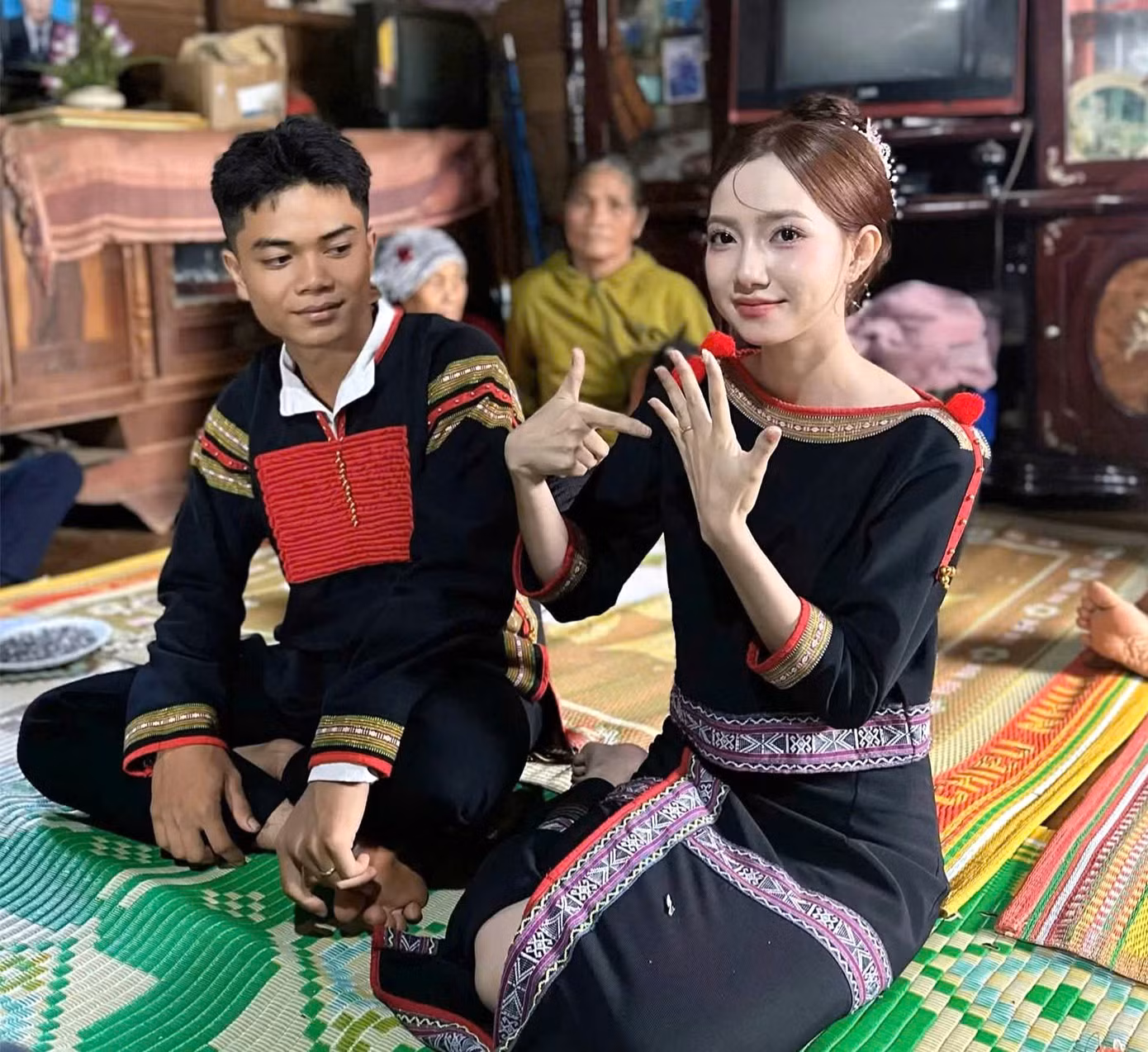 Nhan sắc cô gái Ê đê tại lễ ăn hỏi nhận được nhiều sự chú ý trên mạng xã hội. Ảnh: FBNV