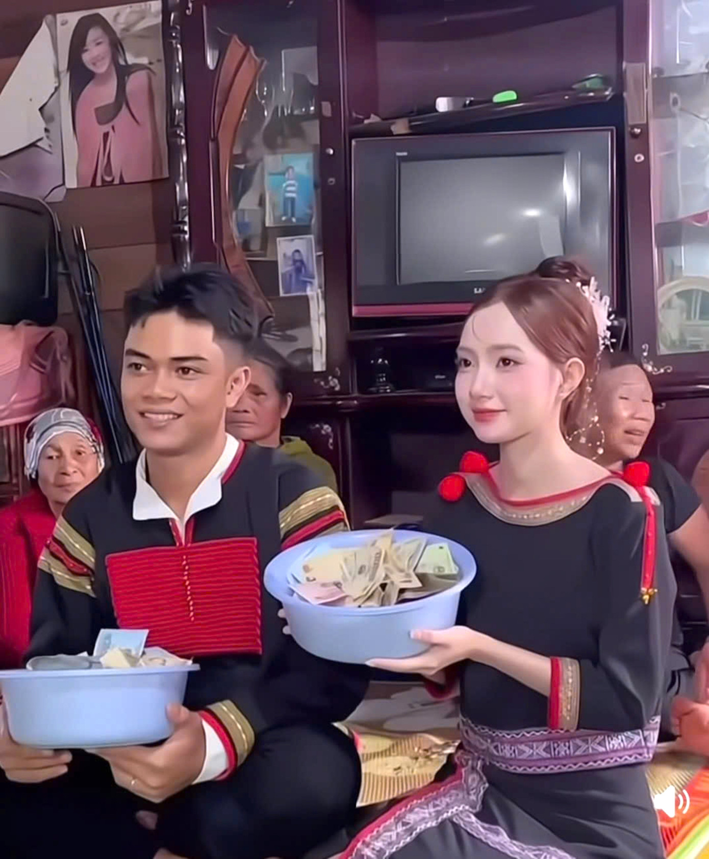 Cặp đôi mặc trang phục truyền thống thực hiện các nghi lễ theo phong tục. Ảnh: FBNV.