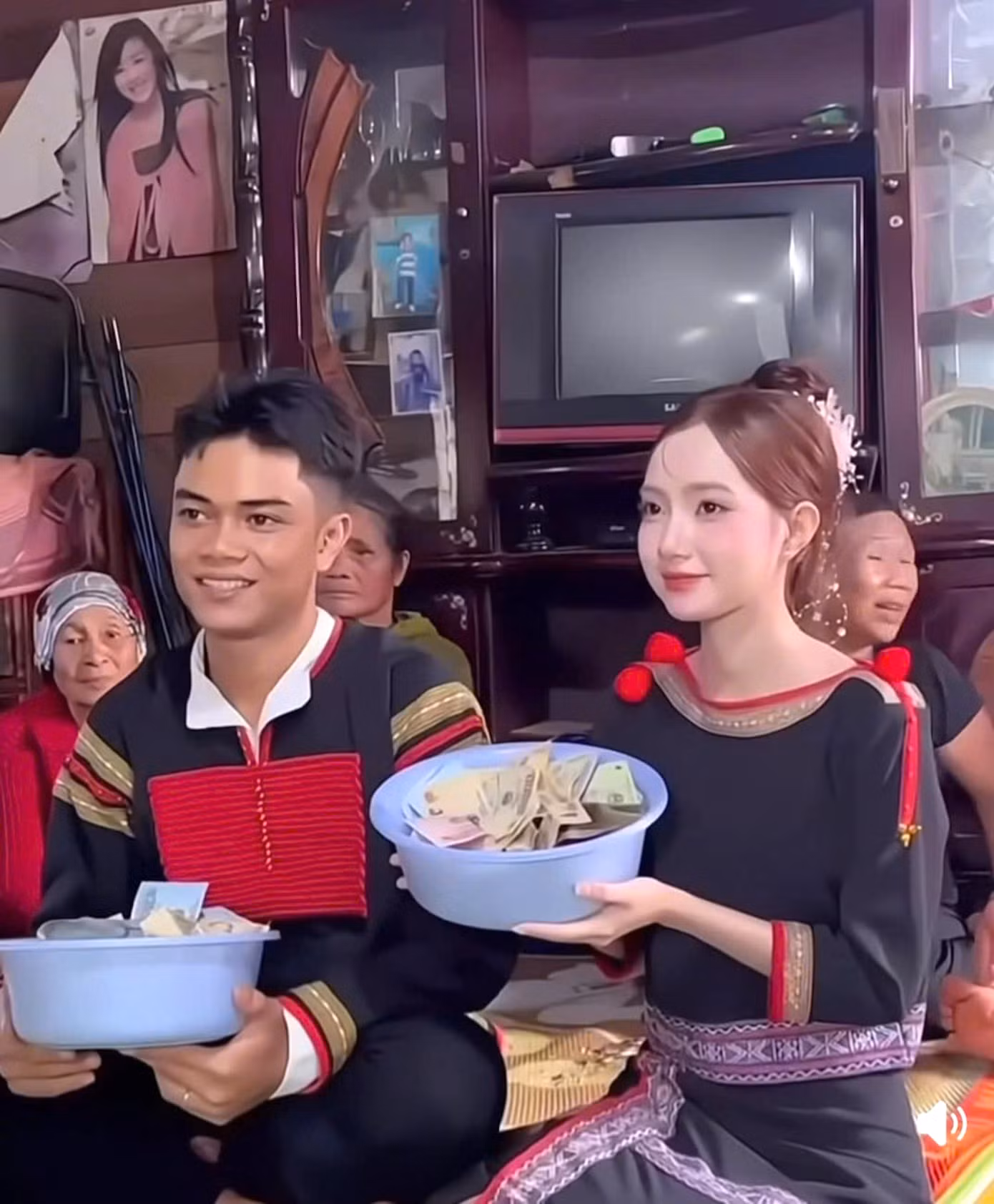 Cặp đôi mặc trang phục truyền thống thực hiện các nghi lễ theo phong tục. Ảnh: FBNV.