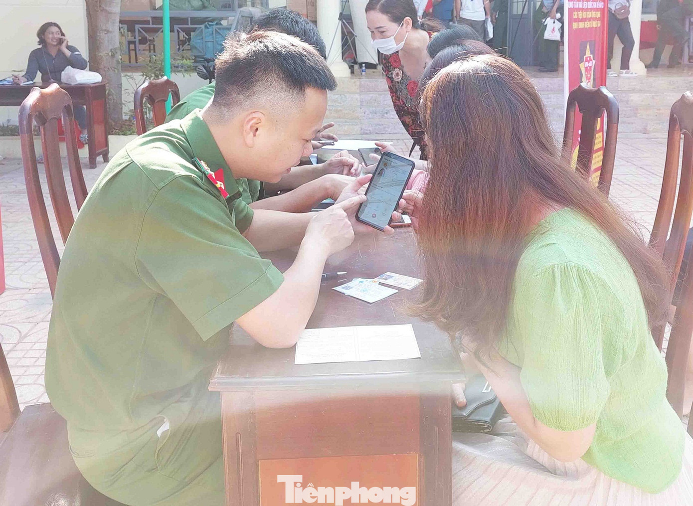 Đại úy Nguyễn Trọng Hoàng Nam hướng dẫn người dân cài đặt tài khoản định danh điện tử.