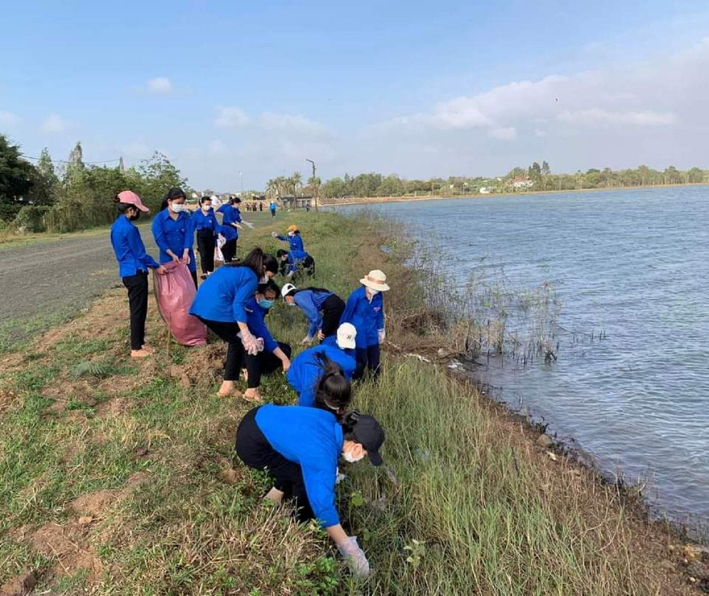 Đoàn thanh niên tham gia bảo vệ môi trường Đoàn thanh niên tham gia bảo vệ môi trường