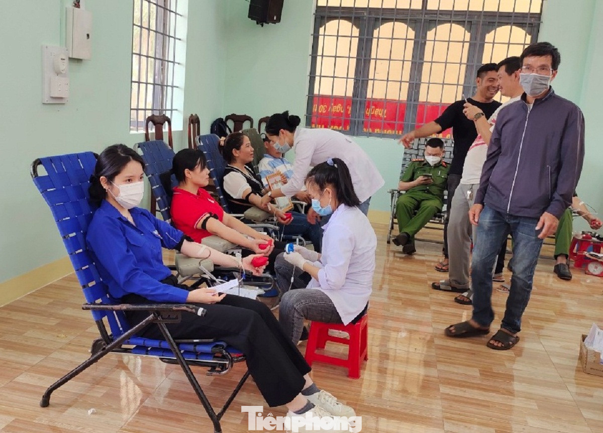 Tình nguyện viên tham gia hiến máu tại chương trình.