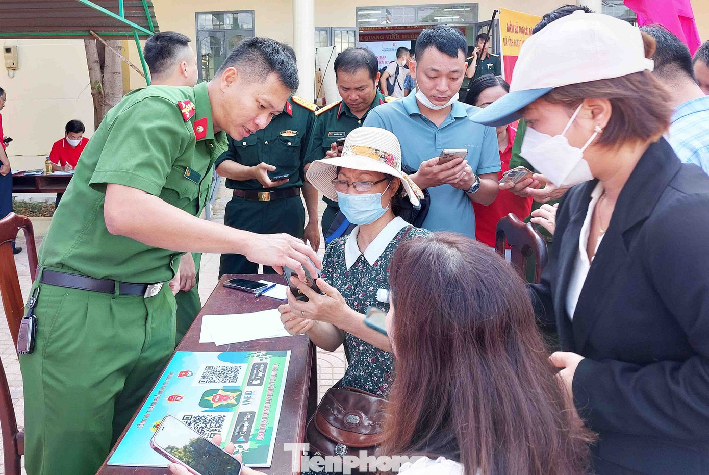 Sau khi hiến máu, tình nguyện viên được hướng dẫn, hỗ trợ cài đặt, kích hoạt tài khoản định danh điện tử