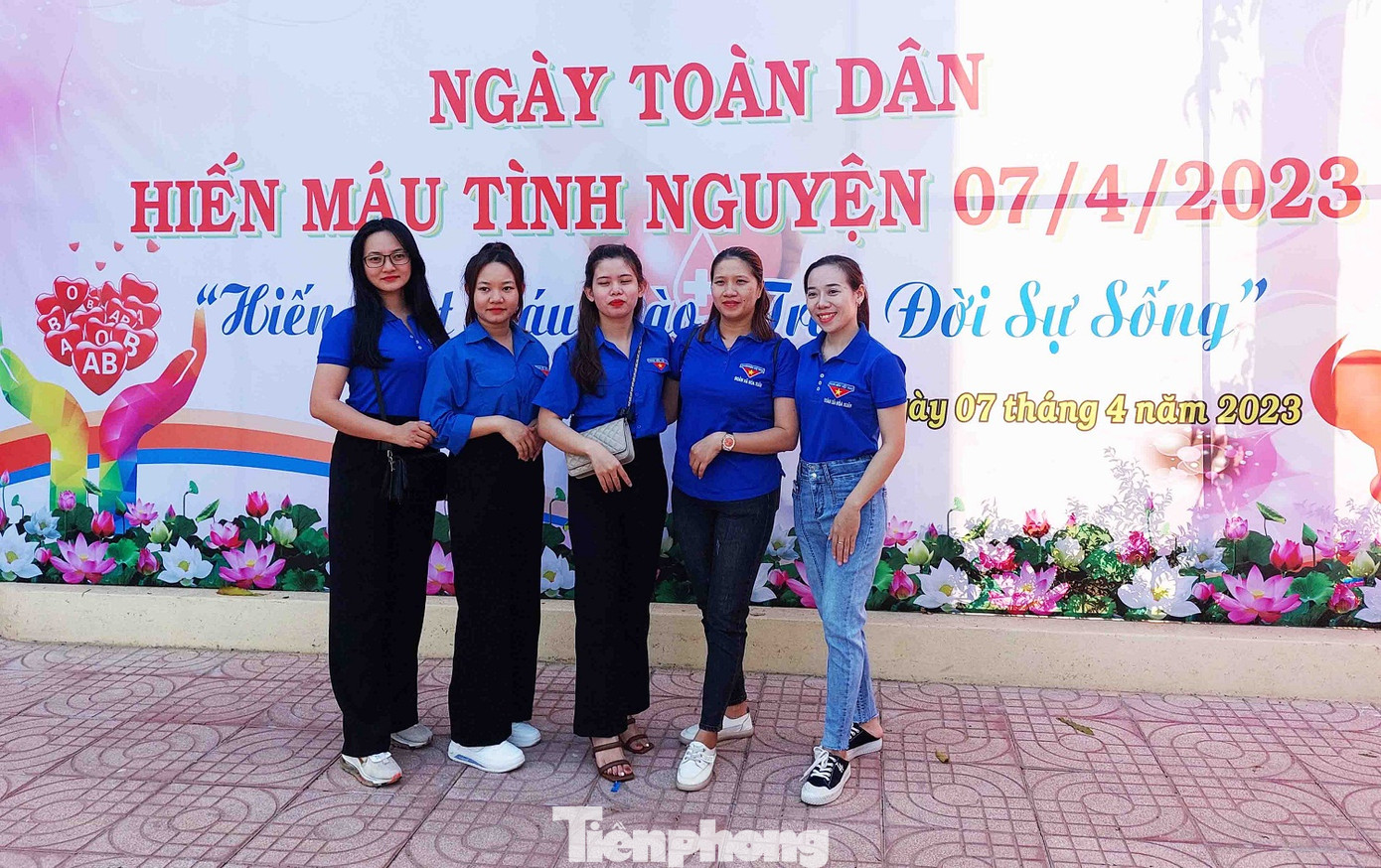 Đoàn viên thanh niên tham gia hiến máu tại chương trình kỷ niệm Ngày Toàn dân hiến máu tình nguyện.