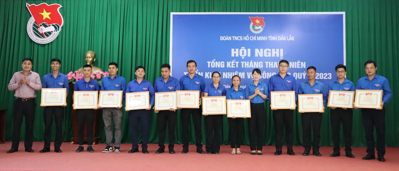 Các tập thể và cá nhân nhận bằng khen Tháng Thanh niên 2023 Các tập thể và cá nhân nhận bằng khen Tháng Thanh niên 2023