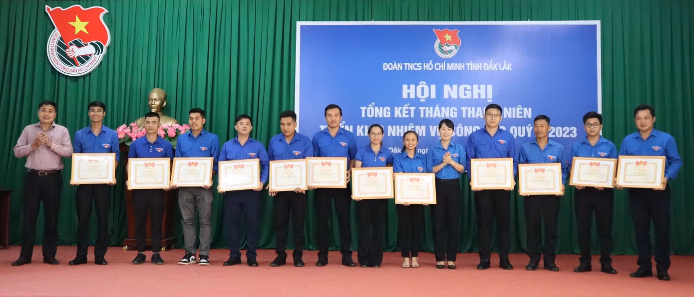 Các tập thể và cá nhân nhận bằng khen Tháng Thanh niên 2023 Các tập thể và cá nhân nhận bằng khen Tháng Thanh niên 2023