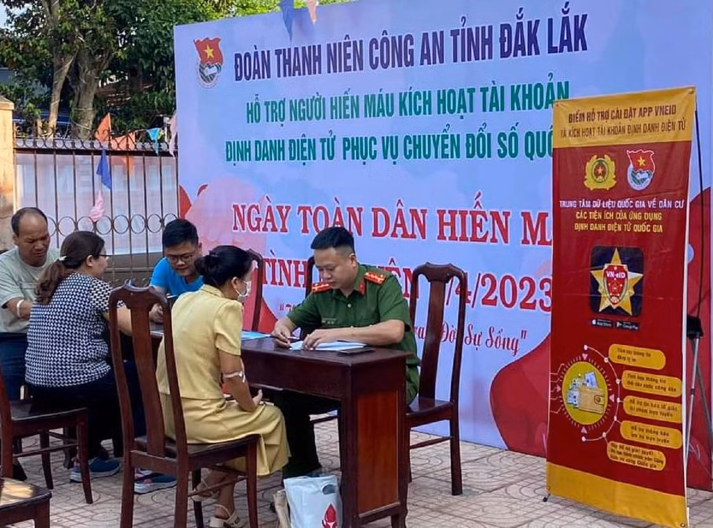 Chủ đề Tháng Thanh niên 'Tuổi trẻ tiên phong chuyển đổi số' Chủ đề Tháng Thanh niên 'Tuổi trẻ tiên phong chuyển đổi số'