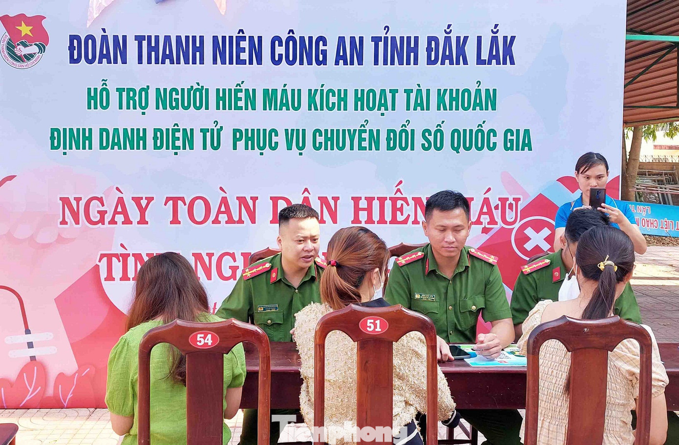 Tuổi trẻ Công an Đắk Lắk hỗ trợ người hiến máu kích hoạt tài khoản định danh điện tử