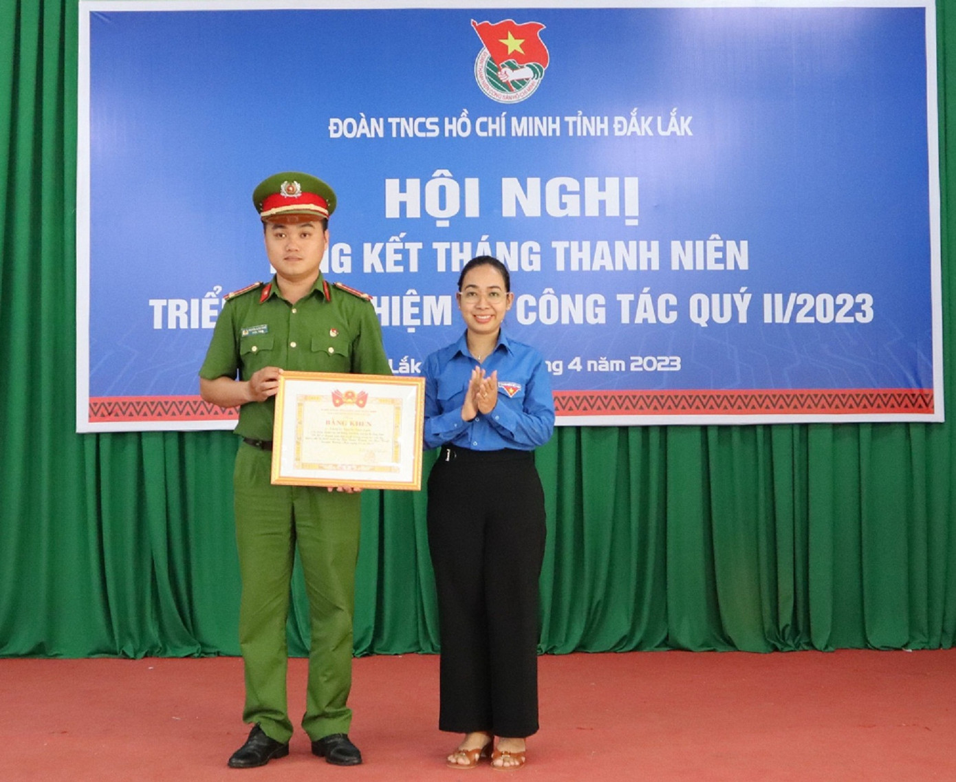 Đại diện lãnh đạo Tỉnh Đoàn trao tặng Bằng khen cho đồng chí Nguyễn Xuân Toàn Đại diện lãnh đạo Tỉnh Đoàn trao tặng Bằng khen cho đồng chí Nguyễn Xuân Toàn