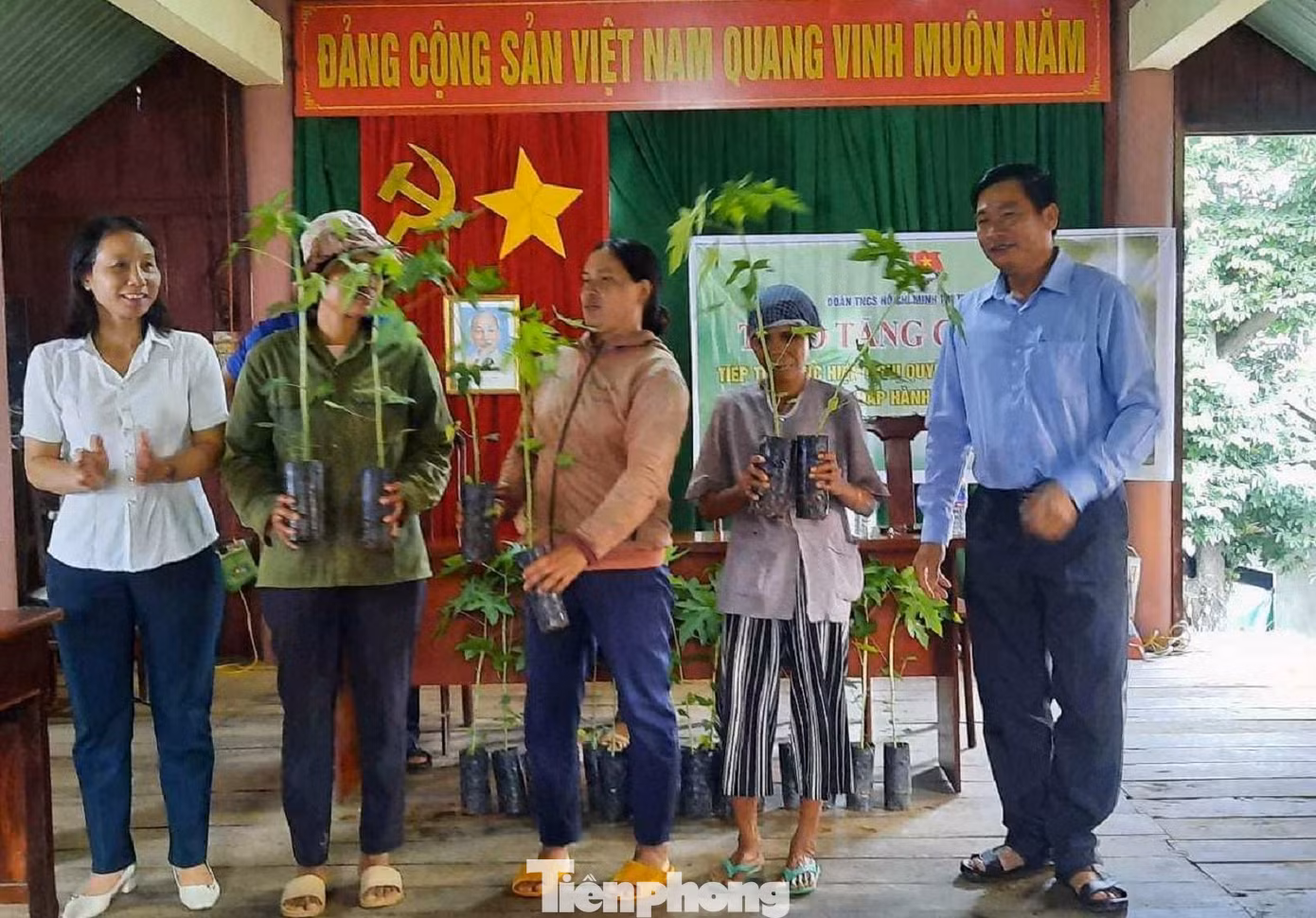 Bà con nhận cây giống từ vườn ươm thanh niên