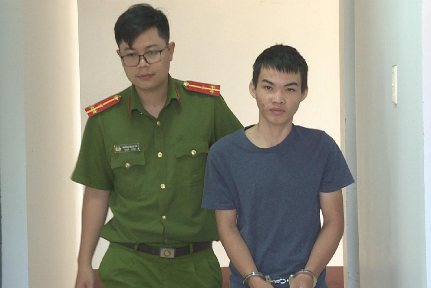 Đối tượng Nông Văn Bằng bị cơ quan công an bắt giữ để điều tra về hành vi giết người Đối tượng Nông Văn Bằng bị cơ quan công an bắt giữ để điều tra về hành vi giết người