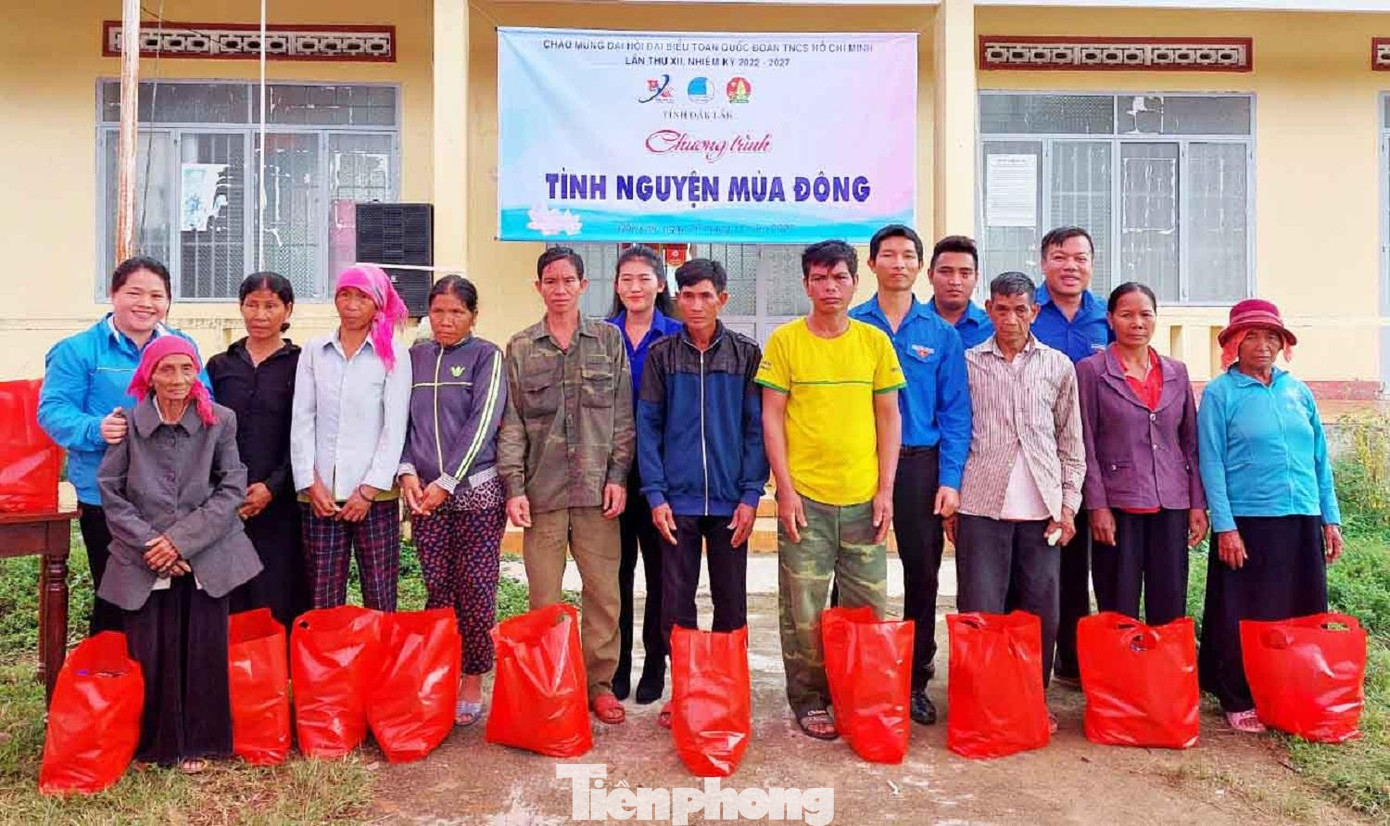 Các gia đình chính sách nhận quà Các gia đình chính sách nhận quà