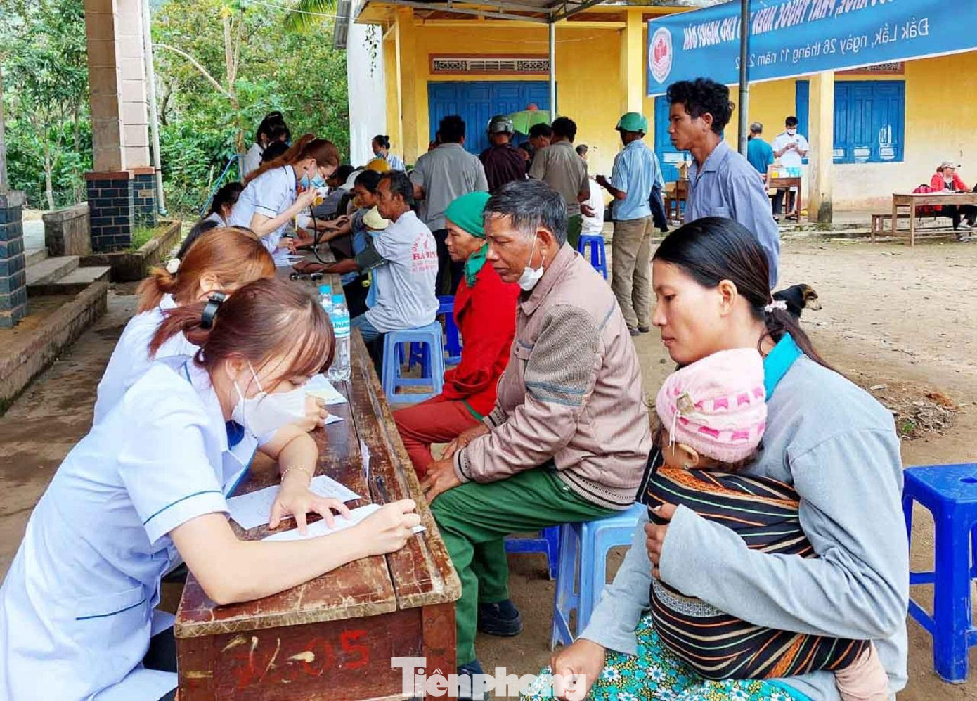 Khám bệnh, cấp phát thuốc miễn phí cho người dân Khám bệnh, cấp phát thuốc miễn phí cho người dân