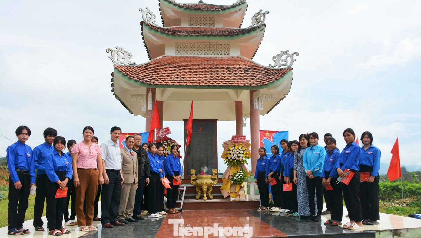 Kết nạp đoàn viên và nói chuyện truyền thống về xã Krông Nô Kết nạp đoàn viên và nói chuyện truyền thống về xã Krông Nô