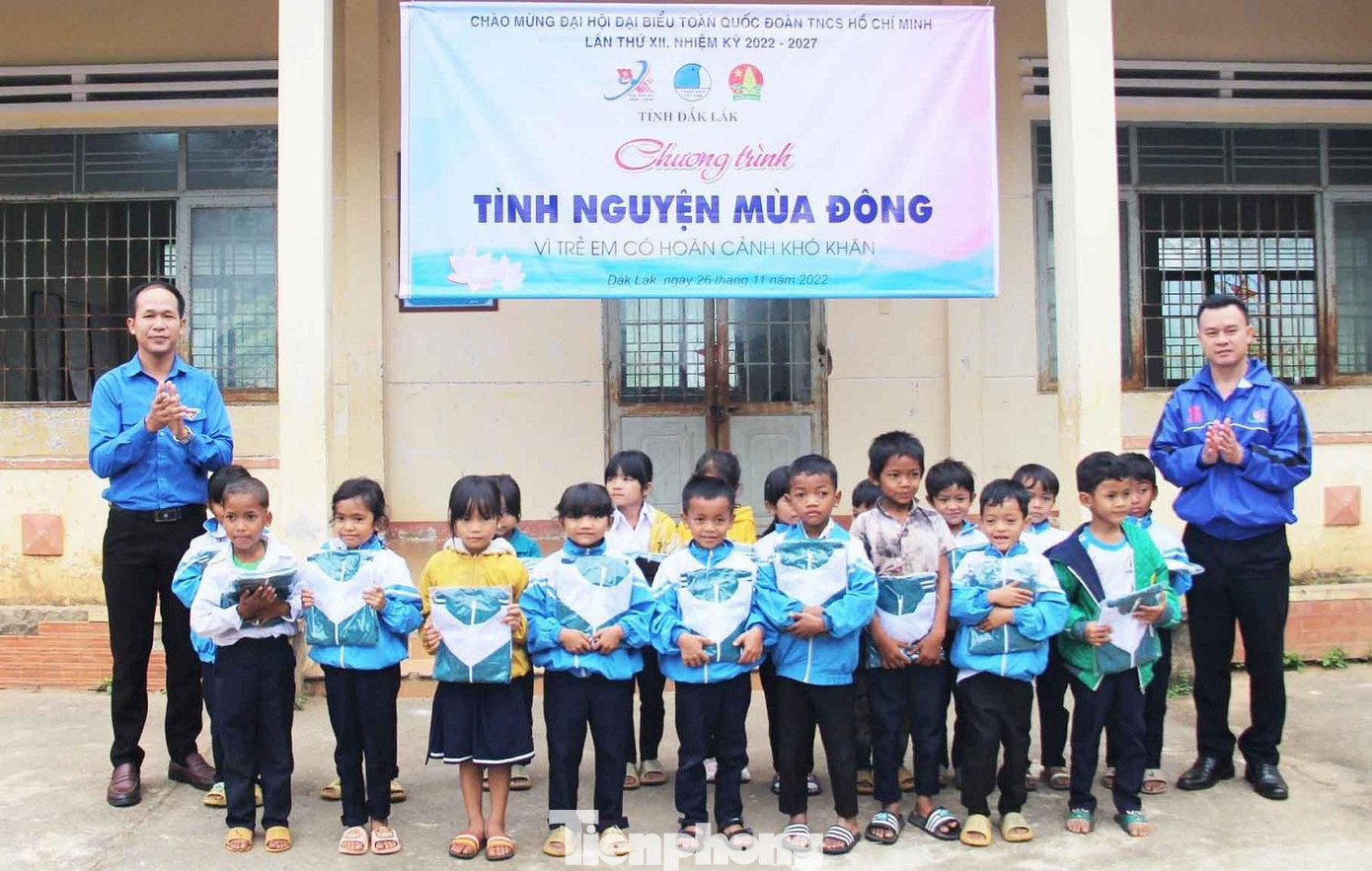 Tỉnh Đoàn tặng áo ấm cho học sinh khó khăn Tỉnh Đoàn tặng áo ấm cho học sinh khó khăn