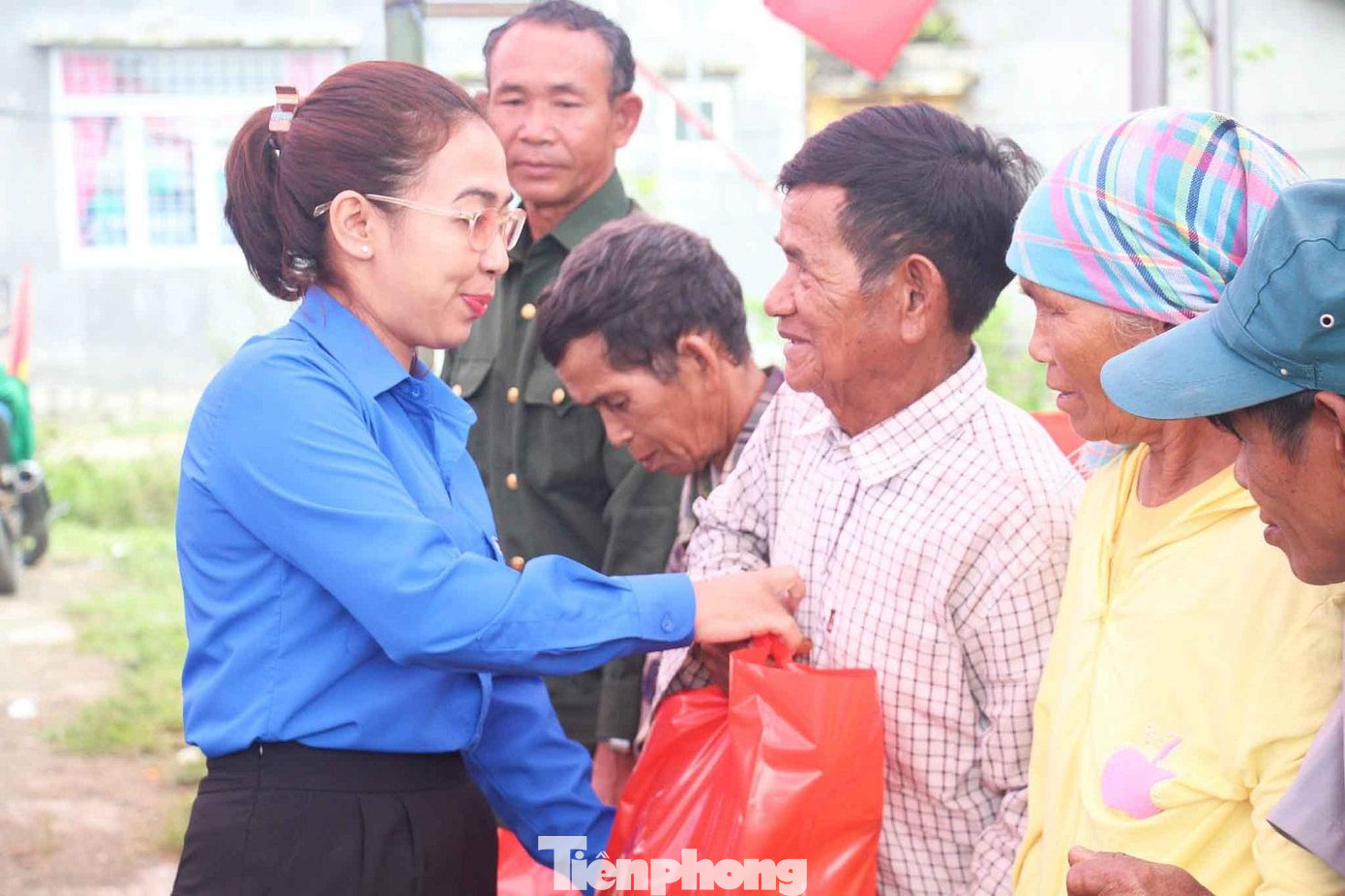 Chị H'Giang Niê, Bí thư Tỉnh Đoàn Đắk Lắk tặng quà cho các hộ gia đình chính sách Chị H'Giang Niê, Bí thư Tỉnh Đoàn Đắk Lắk tặng quà cho các hộ gia đình chính sách