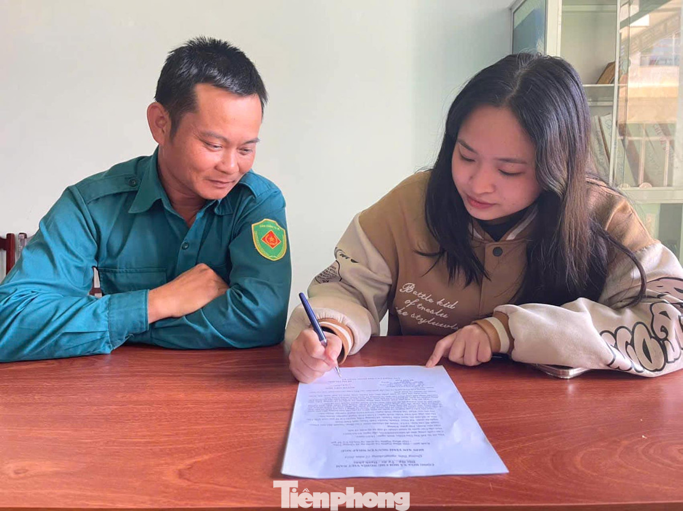 Đỗ Thu Hiền viết đơn tình nguyện nhập ngũ Đỗ Thu Hiền viết đơn tình nguyện nhập ngũ