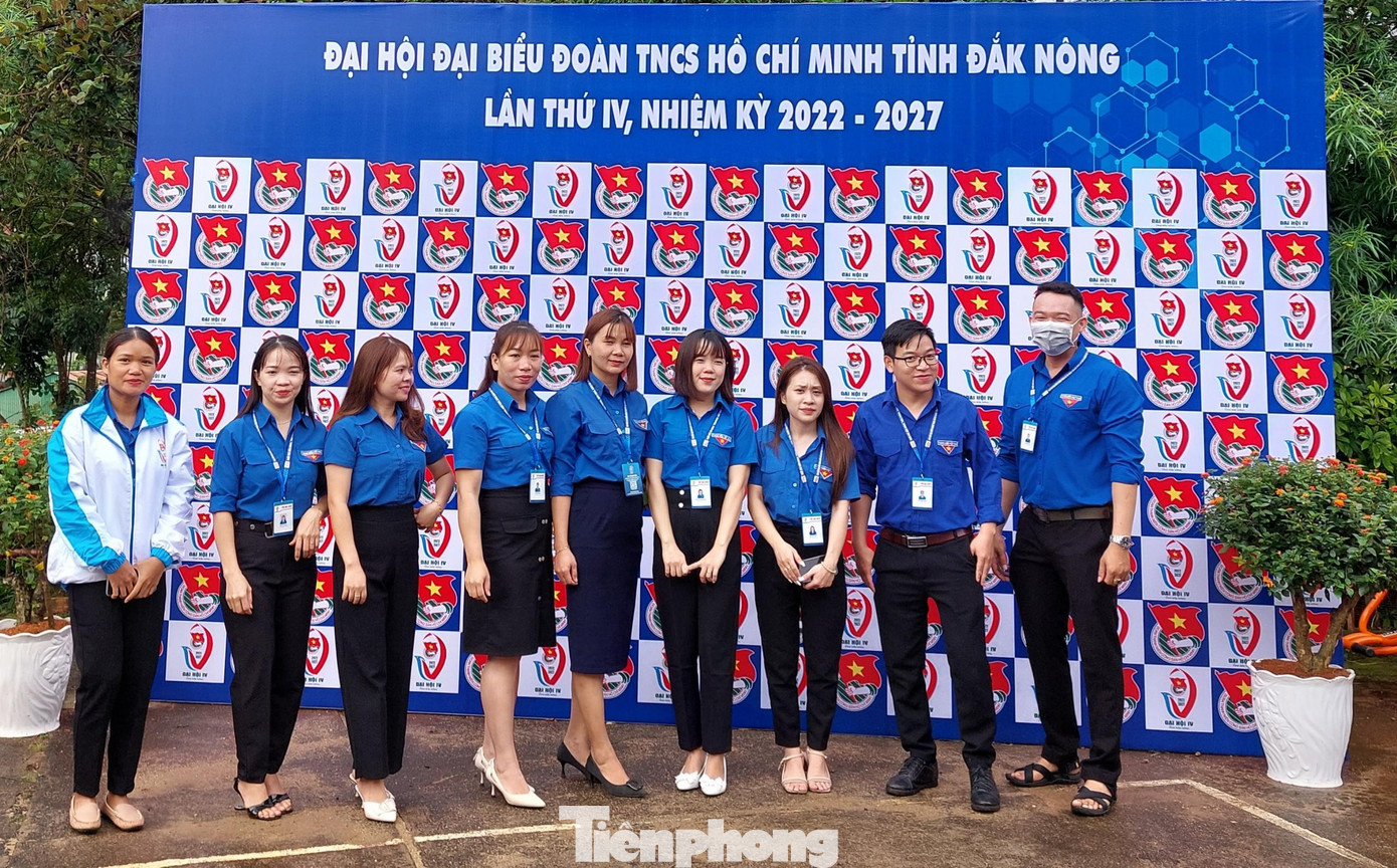 Đoàn viên thanh niên chụp hình check in trước giờ đại hội Đoàn viên thanh niên chụp hình check in trước giờ đại hội