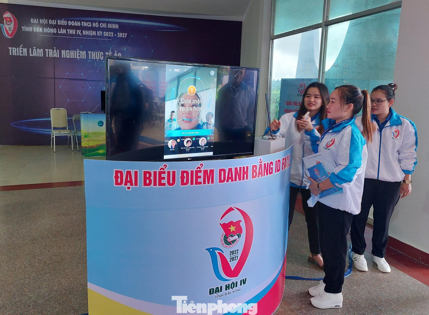 Đại biểu điểm danh trước khi tham dự đại hội Đại biểu điểm danh trước khi tham dự đại hội