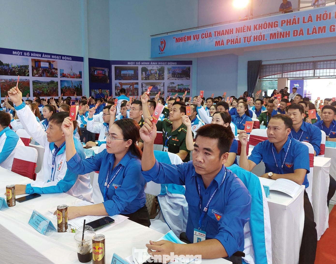 Đại biểu biểu quyết bầu Đoàn Chủ tịch điều hành đại hội Đại biểu biểu quyết bầu Đoàn Chủ tịch điều hành đại hội