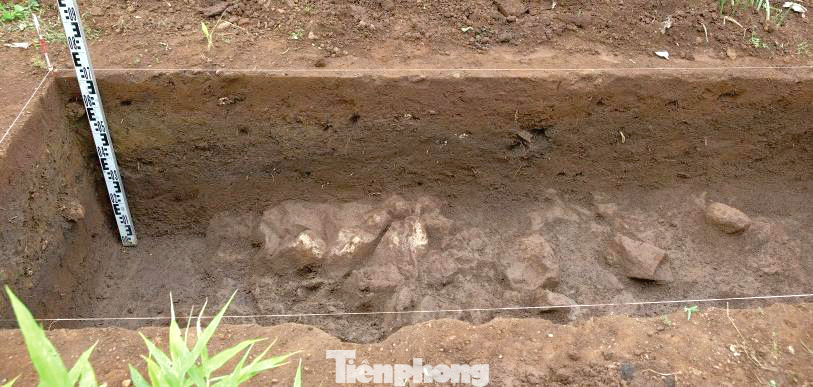 Địa tầng hố thám sát tại di tích Đắk Sơn. Địa tầng hố thám sát tại di tích Đắk Sơn.