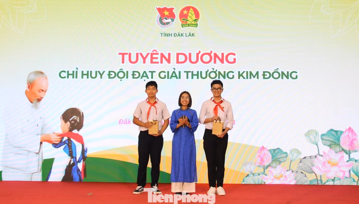 Hai gương chỉ huy Đội đạt giải thưởng Kim Đồng được tuyên dương