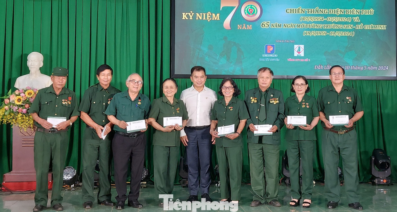 Các cựu TNXP được trao tặng quà Các cựu TNXP được trao tặng quà