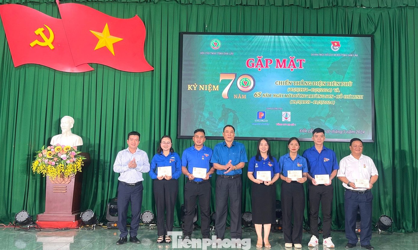 Những thanh niên có nhiều đóng góp đồng hành cùng Hội cựu TNXP được trao tặng huy hiệu Thanh niên xung phong làm theo lời Bác. Những thanh niên có nhiều đóng góp đồng hành cùng Hội cựu TNXP được trao tặng huy hiệu Thanh niên xung phong làm theo lời Bác.