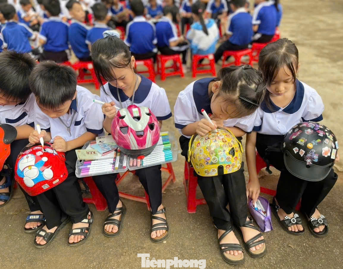 Nhiều trường tổ chức thi trang trí mũ bảo hiểm, nón lá, trang trí cây xanh… nhằm khơi gợi sự sáng tạo của học sinh.