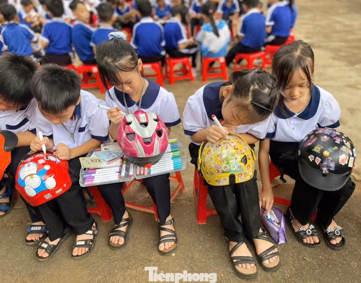 Nhiều trường tổ chức thi trang trí mũ bảo hiểm, nón lá, trang trí cây xanh… nhằm khơi gợi sự sáng tạo của học sinh.