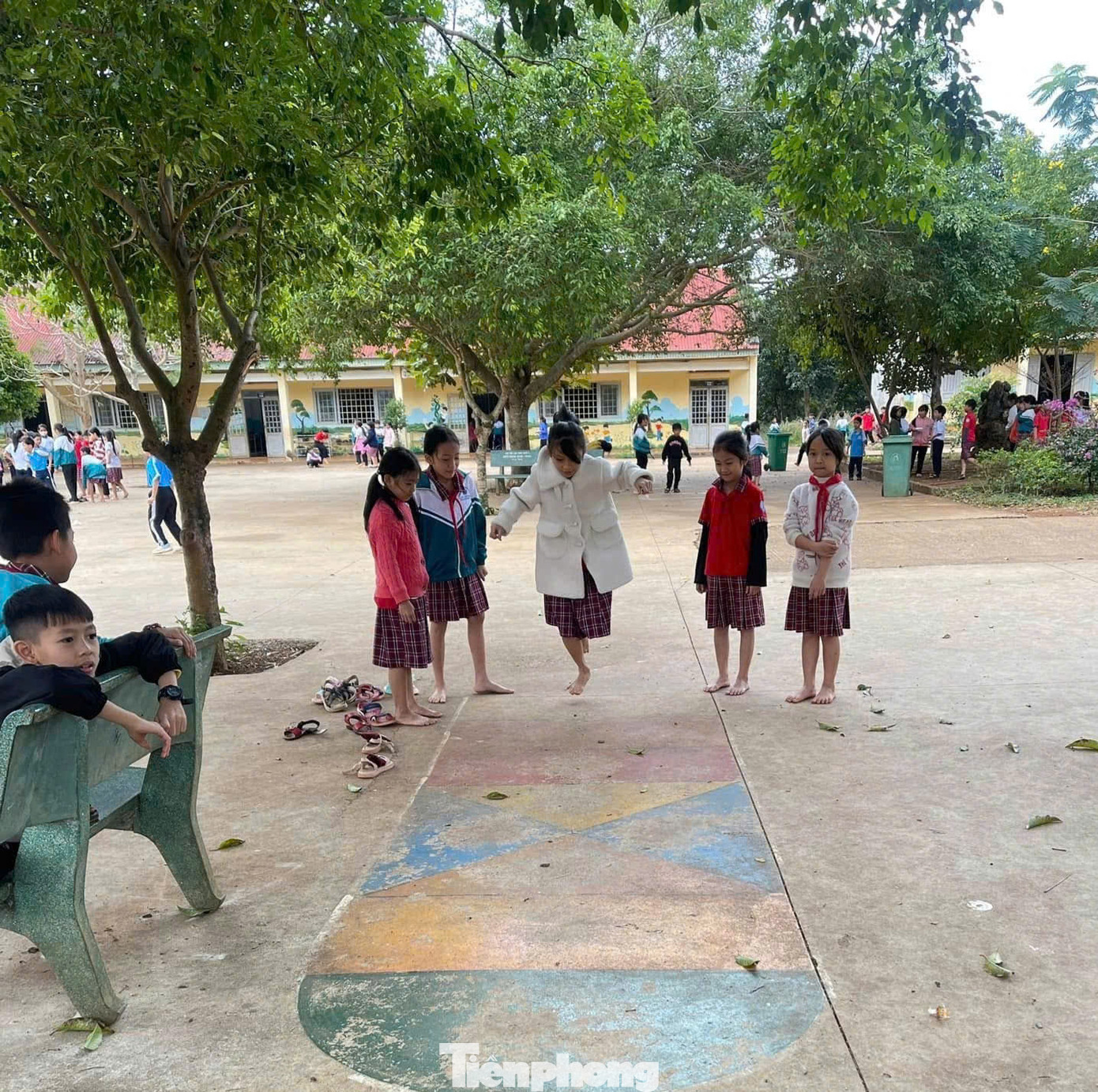 Các trò chơi dân gian, trò chơi hoạt náo giúp các em rèn luyện thể lực và tinh thần đồng đội.