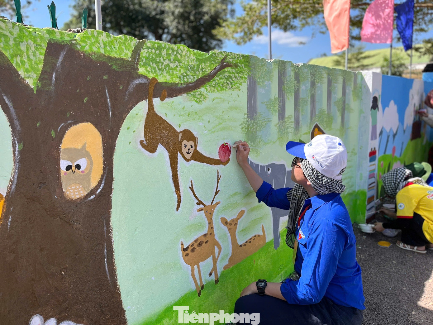 Những bức tường cũ, bẩn, được thanh niên tình nguyện tân trang. Qua từng nét vẽ, đội hình đã khéo léo truyền tải thông điệp về tình yêu thiên nhiên một cách rõ nét, trực quan và sinh động.
