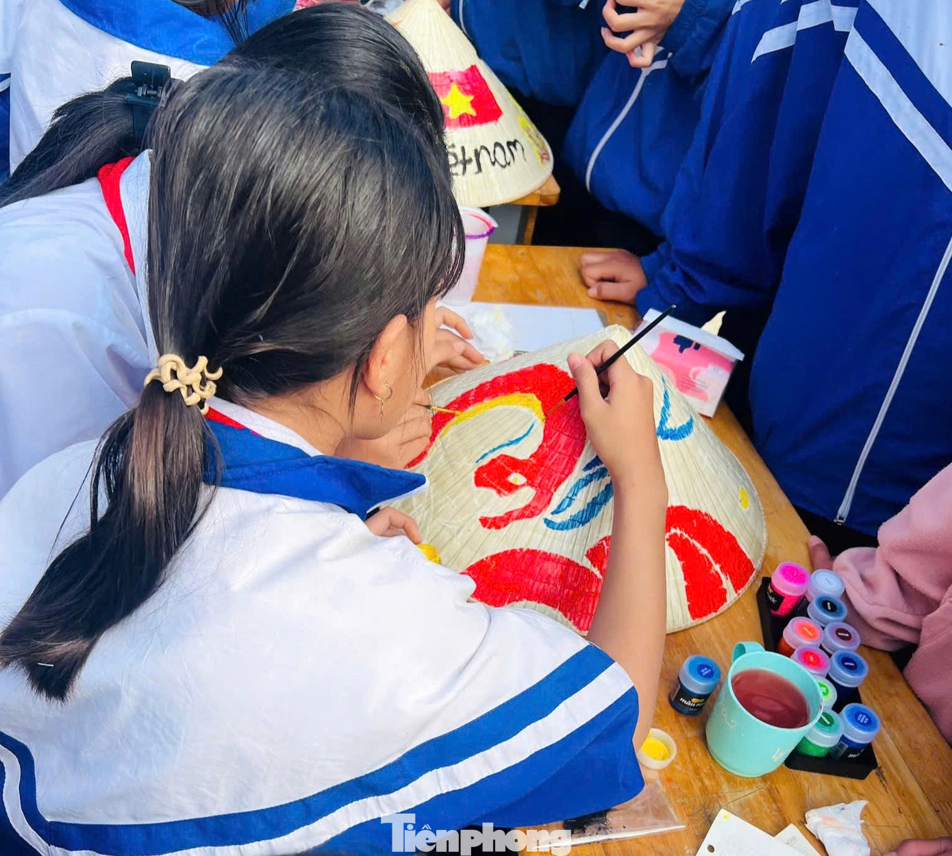 Trong giờ ra chơi các em được anh, chị tổng phụ trách, giáo viên chủ nhiệm tổ chức các cuộc thi tranh tài đã giúp học sinh hào hứng với những hoạt động sáng tạo.