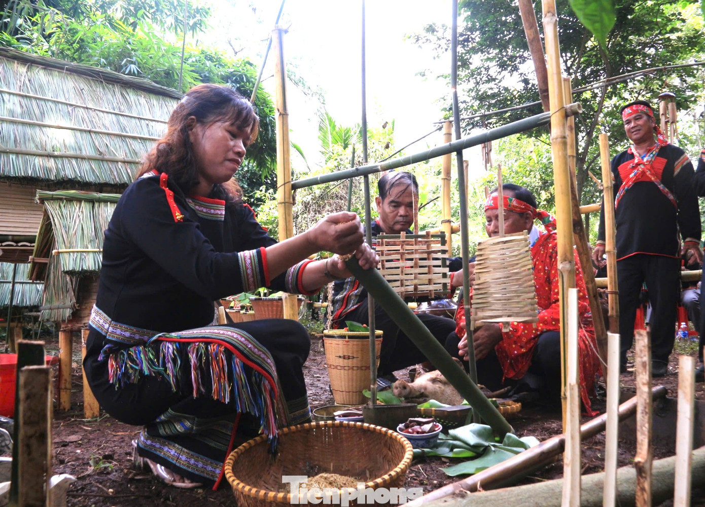 Trong lúc diễn ra lễ cúng, để giữ sự trang nghiêm, mọi người không được ra vào khu vực cúng ngoại trừ già làng và thầy cúng.