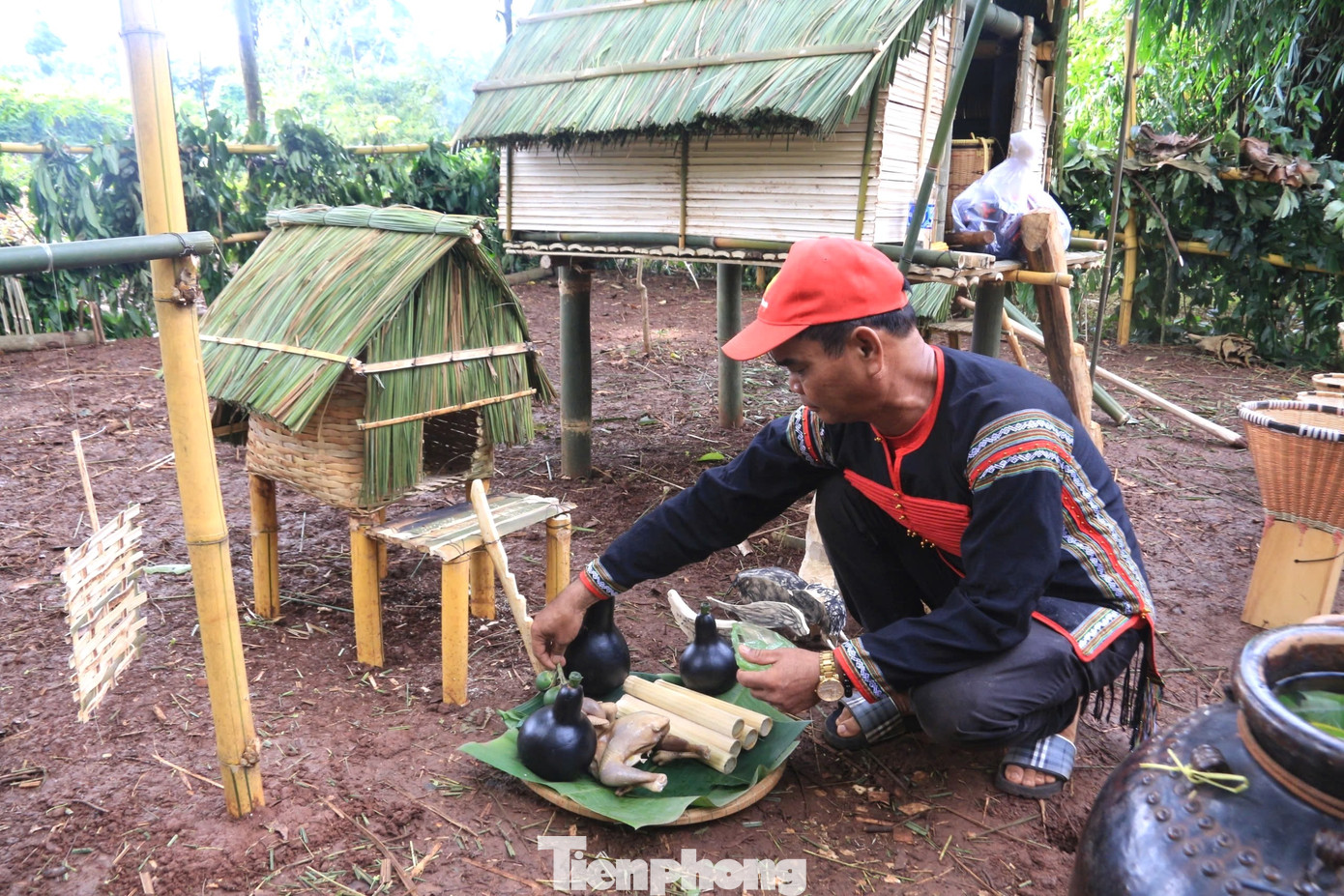Bên cạnh đó, lễ vật còn có 5 con gà trống, 3 ché rượu cần, 20 vòng đồng, 3 chuỗi hạt, 3 chén đồng, 3 tô đồng, một mâm đồng, một cây chuối tươi, một cột lễ, 2 tượng biểu trưng cho thần thiện và thần ác, tượng heo rừng, mõ đuổi chim...