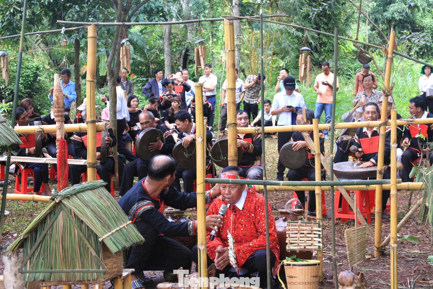 Sau khi mọi thứ đã được chuẩn bị xong, thầy cúng thay mặt người dân trong các buôn khấn cầu yàng (thần) trời, yàng đất, thần mưa đổ nước xuống để người dân trồng trọt.