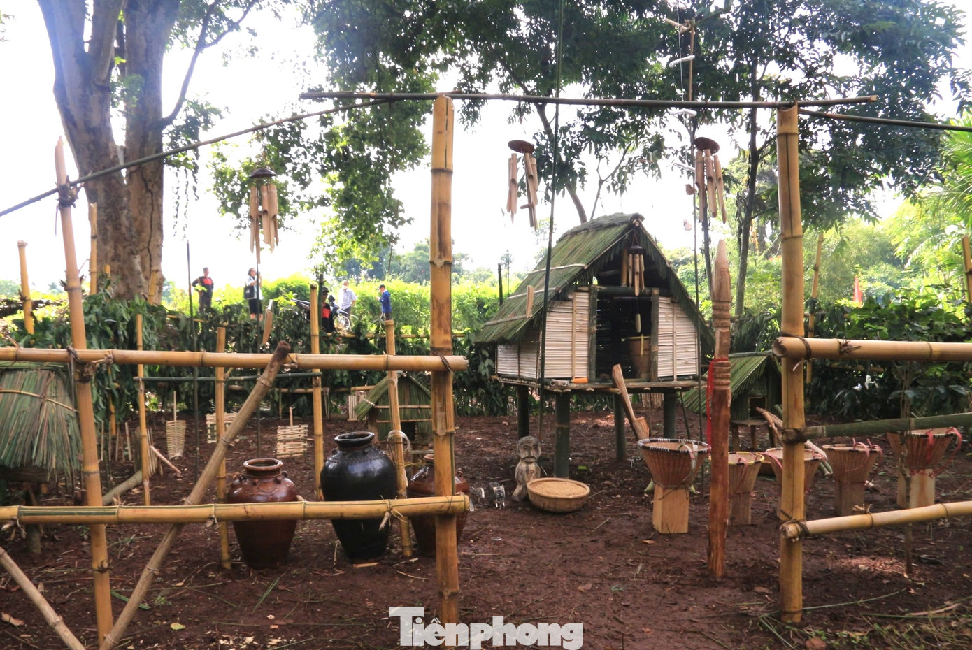 Theo truyền thống của người Ê Đê, nghi lễ này thường được tổ chức tại một khoảng đất rộng, bằng phẳng, gần cây cổ thụ có nhiều tổ ong. Theo quan niệm của họ, đây là nơi đất lành và được lựa chọn làm địa điểm tổ chức lễ cúng no đủ.