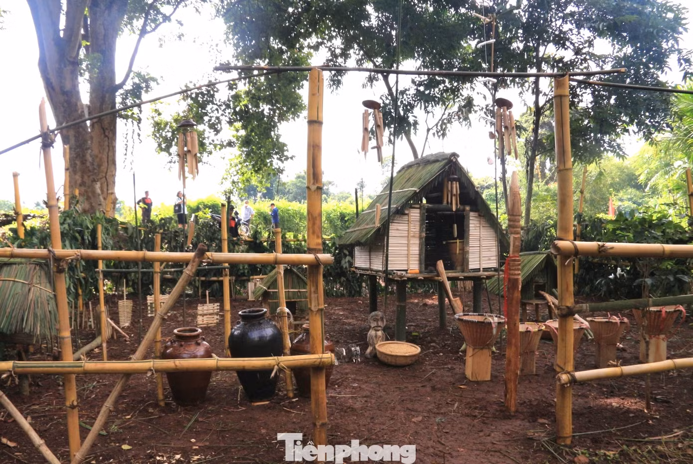 Theo truyền thống của người Ê Đê, nghi lễ này thường được tổ chức tại một khoảng đất rộng, bằng phẳng, gần cây cổ thụ có nhiều tổ ong. Theo quan niệm của họ, đây là nơi đất lành và được lựa chọn làm địa điểm tổ chức lễ cúng no đủ.